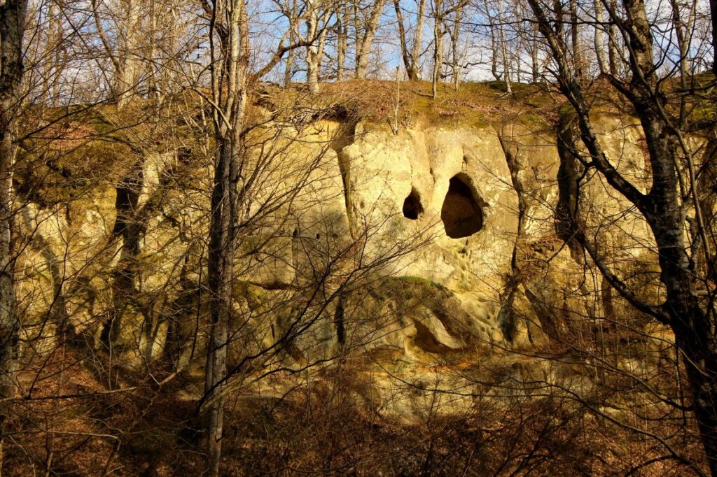 Происхождение и история, Богатырские пещеры Горячий Ключ